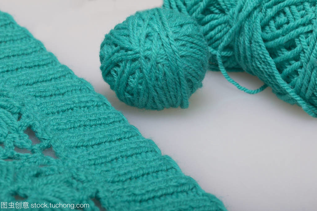 翡翠色的針織產品和纏繞的絲線, 它是鉤編和針織