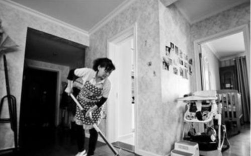 北京保姆月入過萬背后 光環(huán)與現(xiàn)實的交織