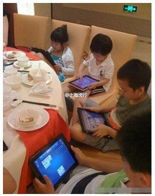 兩歲半男童沉迷iPad致高度近視，家政服務提醒家長關注兒童眼健康